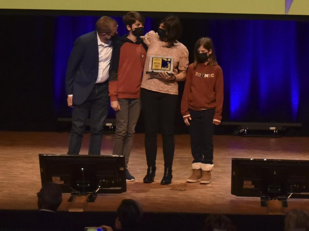 Beatriz Navarro hizo subir al escenario a su  marido y a sus hijos para celebrar el premio.