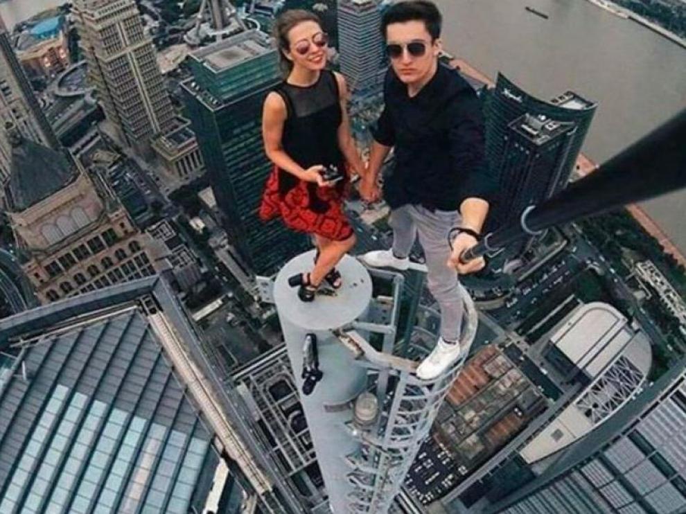 Dos jóvenes haciéndose un ‘selfi’ en una zona de un edificio con alto riesgo.