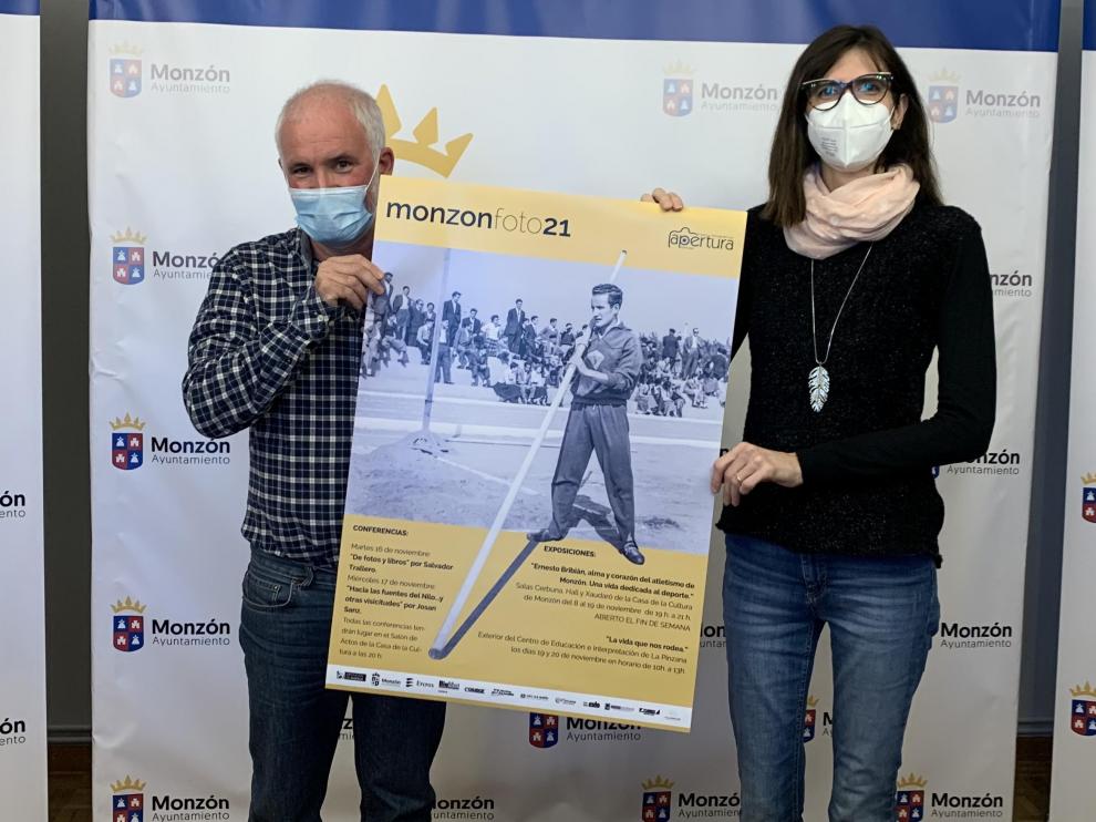 El presidente de Apertura, José Antonio Cubero, y la edil de Cultura, Nuria Moreno, en la presentación de las jornadas.
