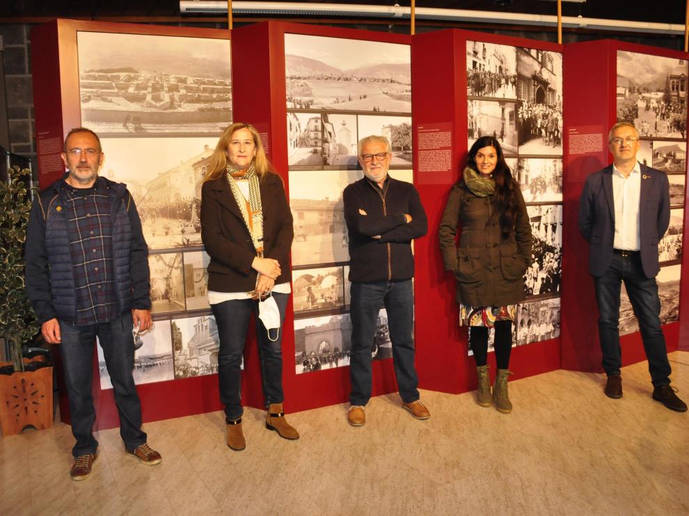 Javier Acín, Luz Gabás, Ramón Acín, Rosario Raro y Juan Manuel Ramón, en el acto de este jueves.