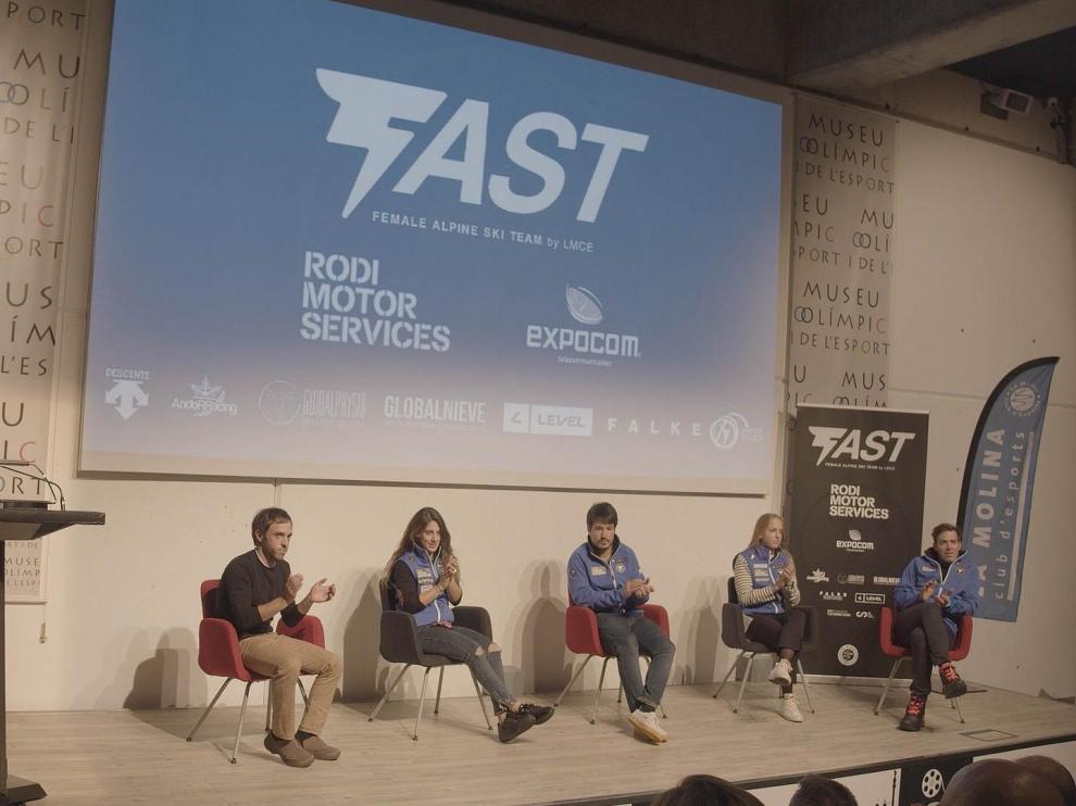 Presentación del equipo FAST, con Pelayo Abad (en el medio) y Celia Abad (segunda por la derecha).