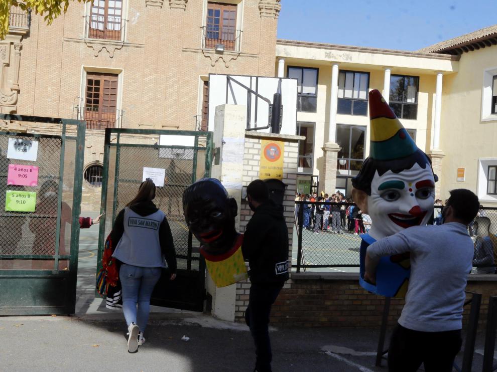 Miembros de la comisión de fiestas con La Abueleta y El Payaso.