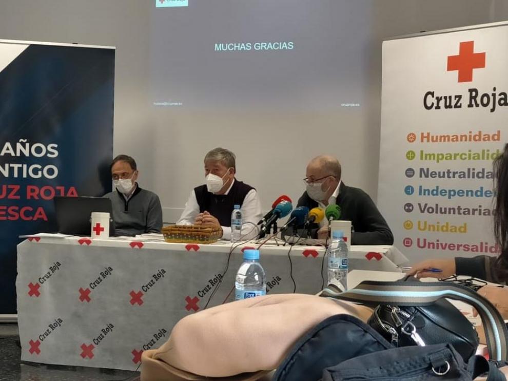 El presidente provincial de Cruz Roja, Juan Rodrigo -en el centro-, y los comisarios del programa, Ramón Tardós y Vicente Lachén.