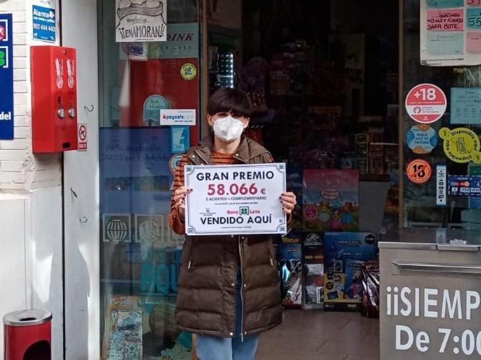 María Laiglesia muestra orgullosa el premio que ha repartido con una apuesta automática de Bonoloto de 1 euro.