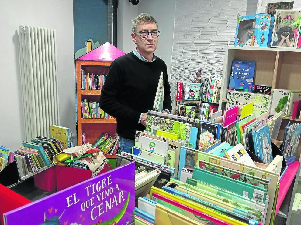 Beni Ibor, en la sala de exposiciones de su librería, rodeado de obras infantiles y juveniles.