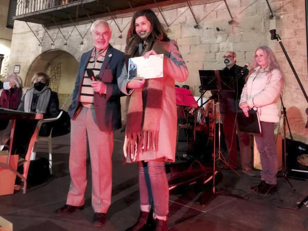 Camino Díaz recibió el premio de manos de Carlos Tundidor, coordinador del ciclo ‘Tierra vacía’ en La Fresneda.