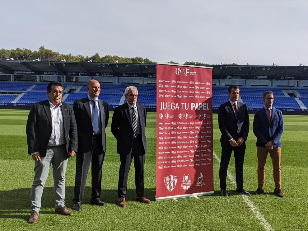 Miembros de ambas entidades durante la presentación del proyecto "Juega tu papel"