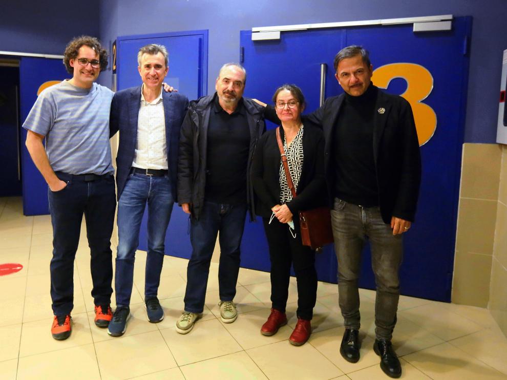 El equipo de ‘El sueño de Sigena’ posó antes de la proyección en Huesca.