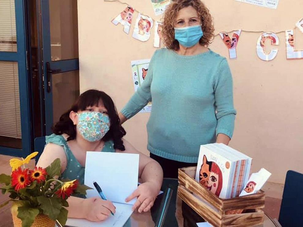 La autora durante una firma de libros.