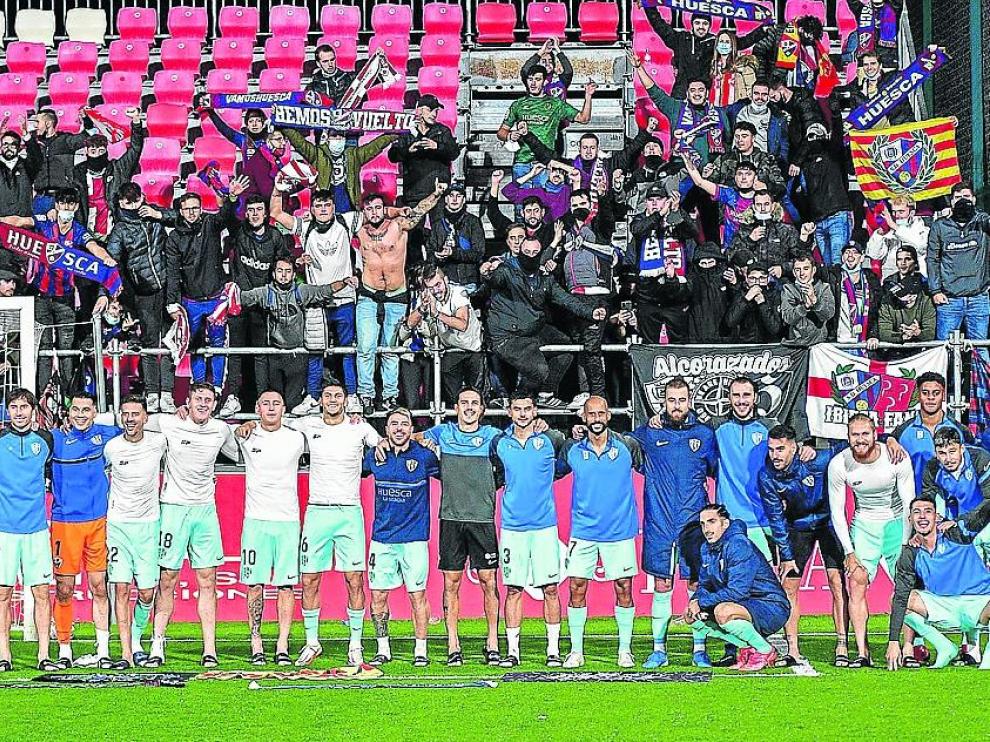 Los jugadores celebraron la victoria con los aficionados oscenses que fueron a Anduva.