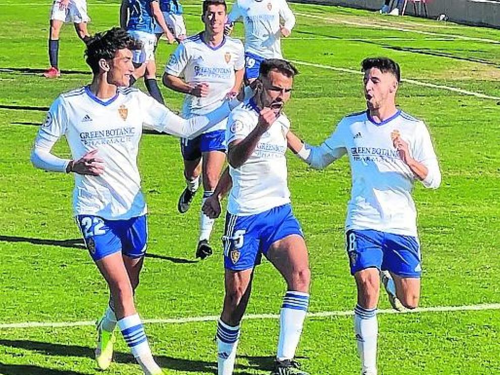 Los jugadores del Aragón celebran uno de sus goles.