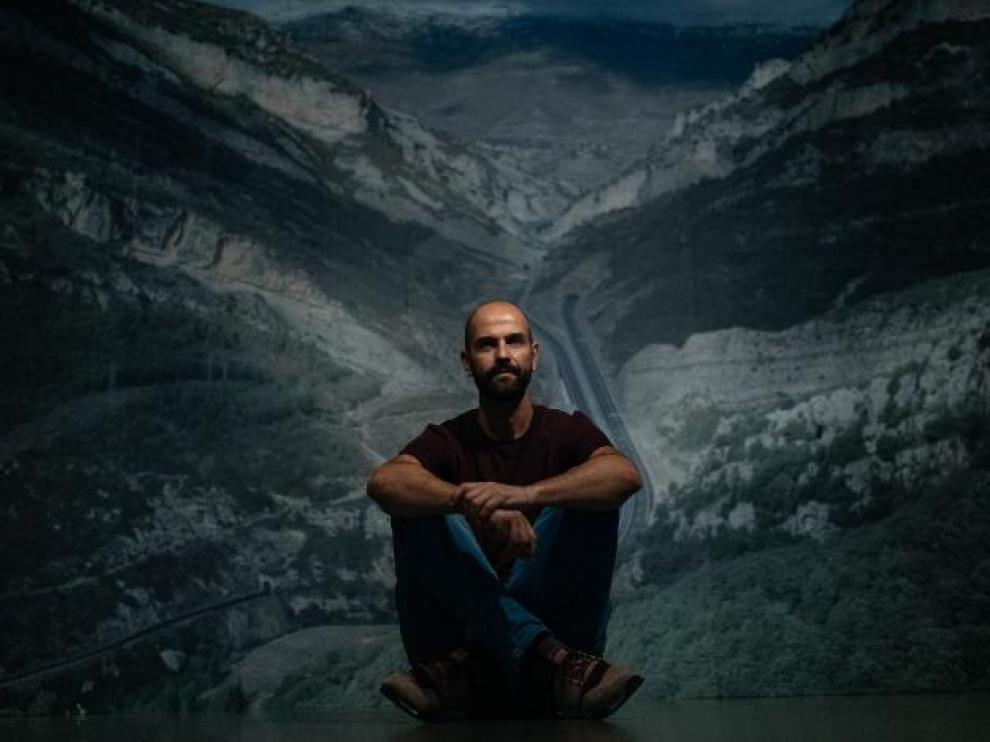 Eduardo Marco Miranda, con una de sus obras.