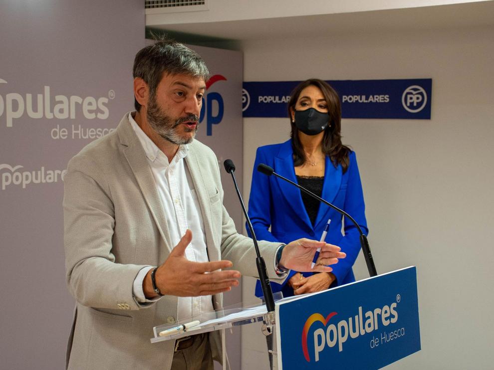 Gerardo Oliván y Celsa Rufas en la rueda de prensa para presentar las enmiendas a los presupuestos de la DPH.