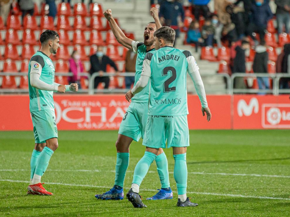 Los jugadores del Huesca celebran la victoria ante el Mirandés al acabar el partido.