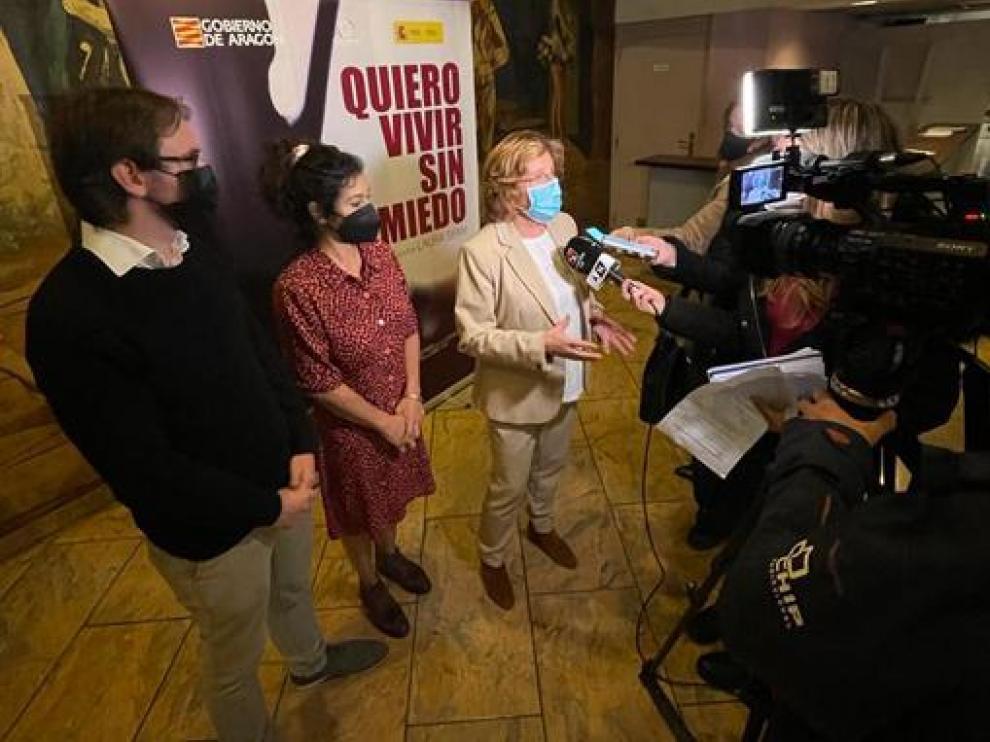 María Victoria Broto, atendiendo a los medios, junto a Laura Sipán y Adrián Gimeno, en el estreno del documental.