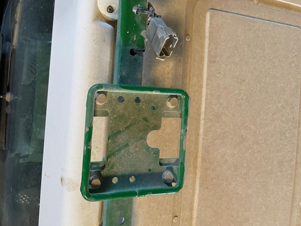 Detalle del robo de la antena del GPS en un tractor de Alcubierre, la semana pasada.
