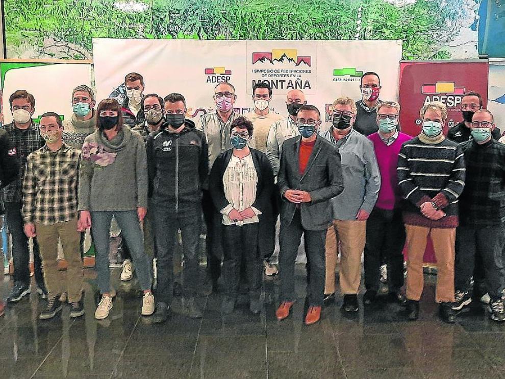 Los representantes federativos en el Simposio, con la alcaldesa de Graus.