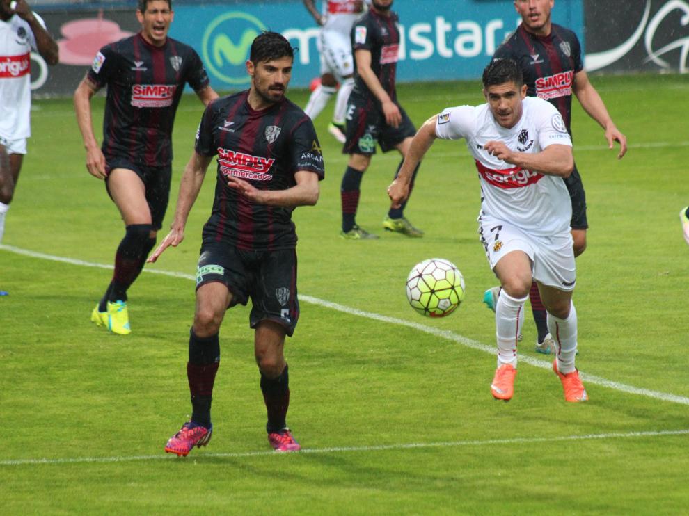 Xisco Muñoz presiona a Juan Aguilera en el Huesca-Nàstic de la temporada 15/16 en El Alcoraz.