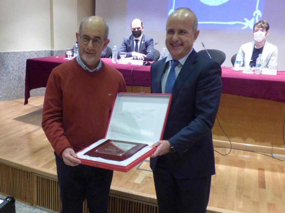 Carlos Gómez recibió la placa por su trayectoria en la Uned de manos de Ricardo Mairal.