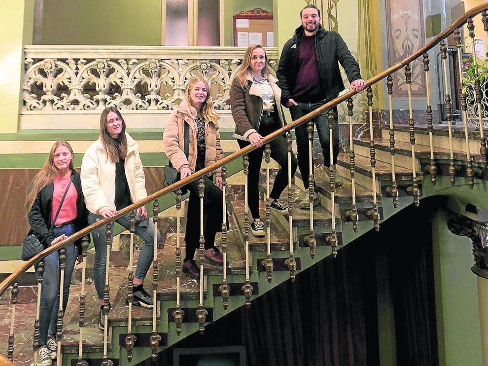 Los estudiantes Dominika Dzwonkowska, Flóra Farkas, Anne-Laure Ouvrard, Louise Richarth y Guido Lumachi en el Casino de Huesca.