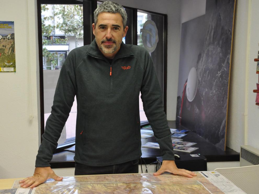 Íñigo Ayllón, dentro de la Oficina de la Montaña.