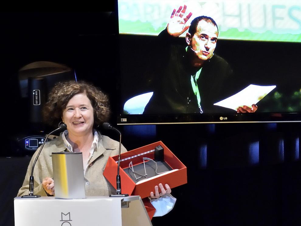 Begoña Puértolas recoge el premio Marcelino a la Trayectoria otorgado a Javier Brun a título póstumo