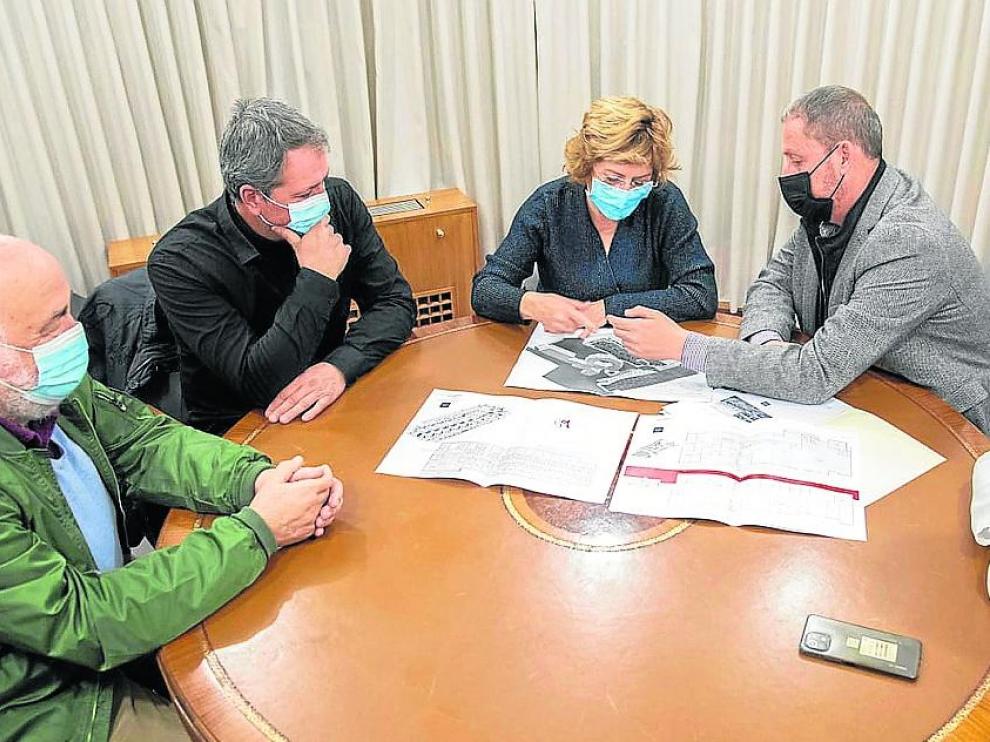 Los concejales José María Plaza y Valeriano Tella, María Victoria Broto, Juan Escalzo y Lorena Canales.