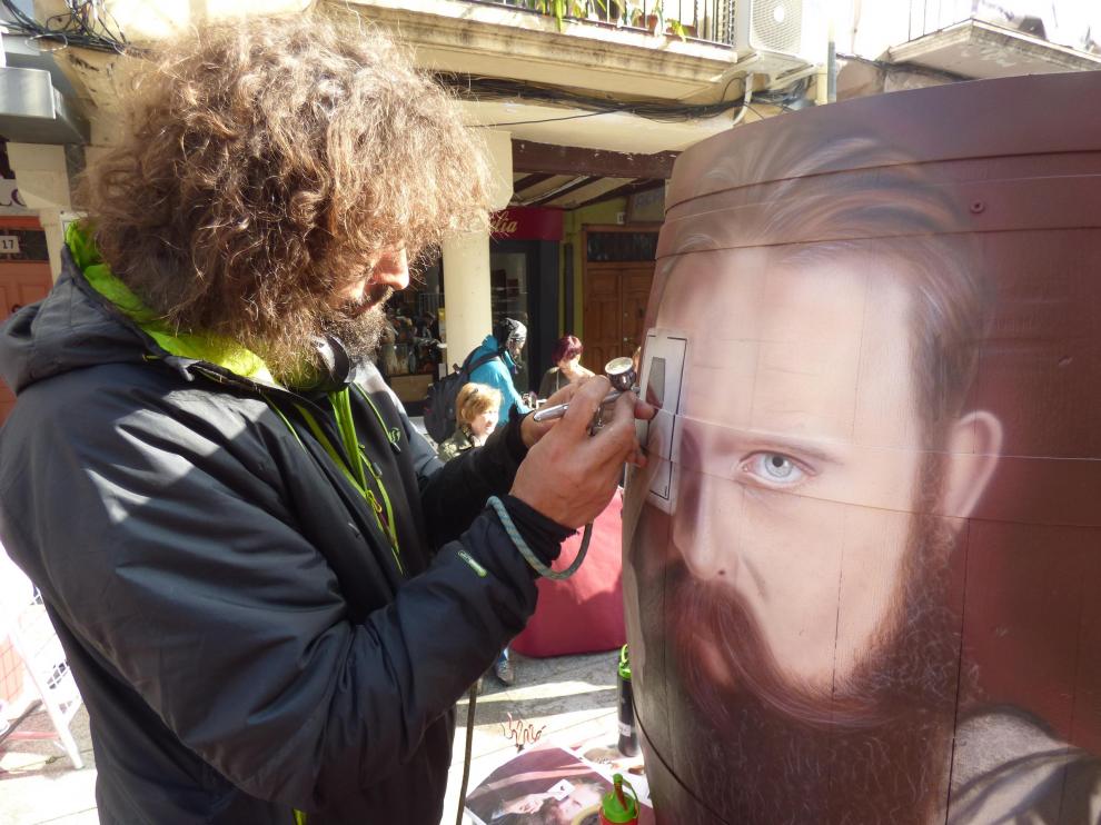 David Gatta, decorando una barrica en Barbastro.