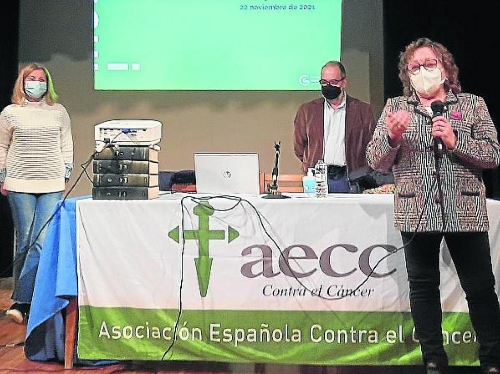 María Rodrigo y el doctor José Manuel Ramón y Cajal y en primer término, María José Melgarejo, en la charla ofrecida este lunes.