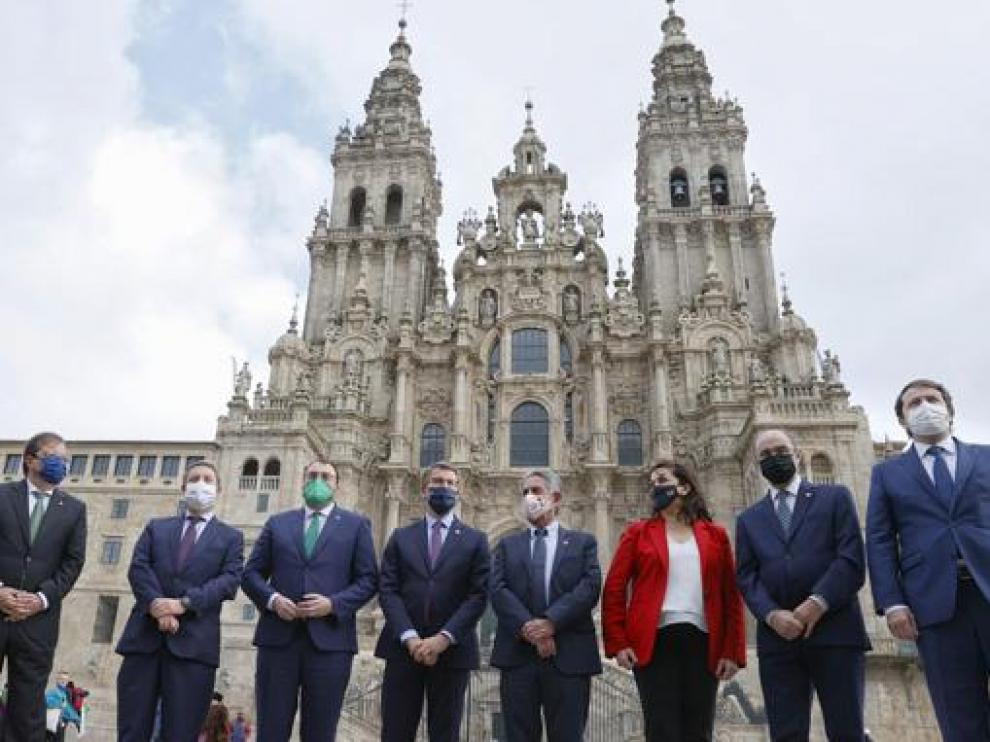Lambán junto a los otros siete presidentes autonómicos presentes en la cumbre de Santiago