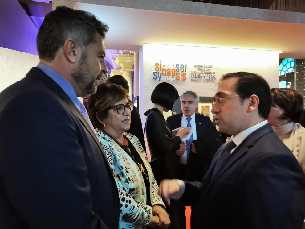 Elisa Sancho y Alberto Sabio conversan con el Ministro de Exteriores