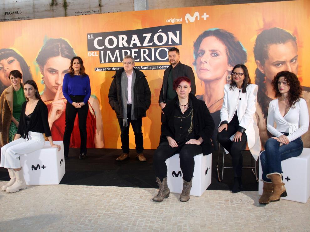 Foto de familia del equipo de la serie en la presentación.