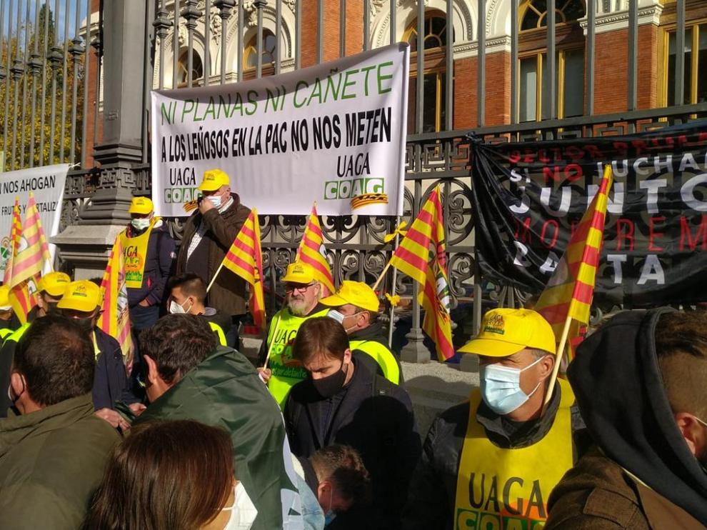 Manifestantes el miércoles a las puertas del Ministerio de Agricultura en Madrid.