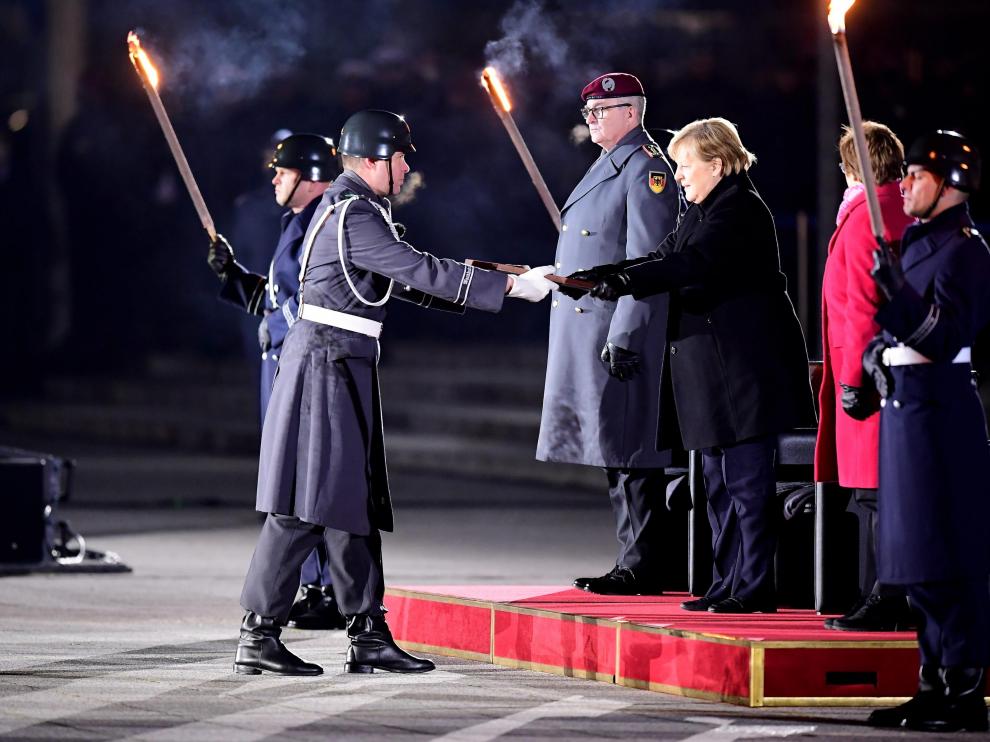 Angela Merkel fue despedida ayer por el Ejército alemán en una ceremonia con antorchas.