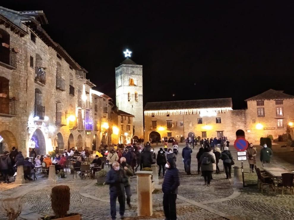 La plaza de Aínsa tuvo ayer una buena afluencia, extrapolable al resto de días del puente.