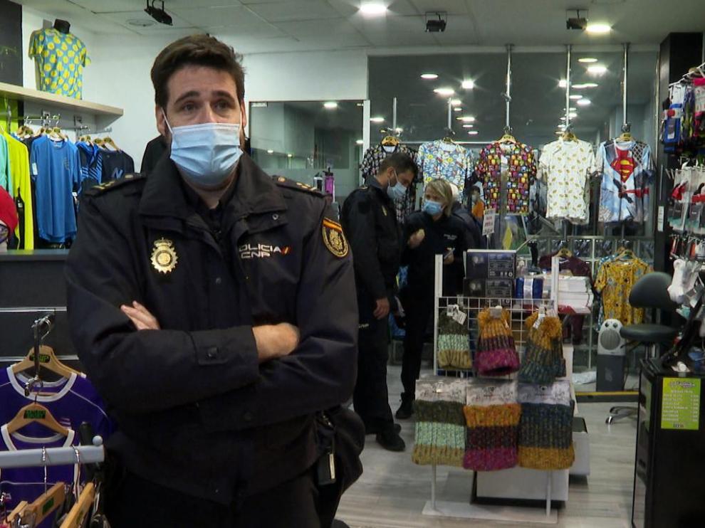 Una reportera acompaña a una unidad de la Guardia Civil en Teruel en la revisión de varias jugueterías, en "Unidad móvil".