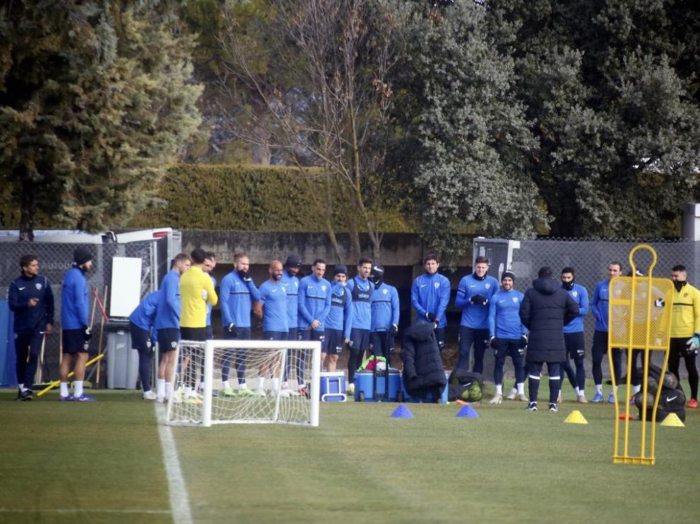La plantilla atiende las explicaciones de Xisco antes del entrenamiento del miércoles.