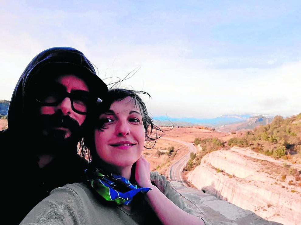 Marta Roselló y Joan Mur se fotografían en Abizanda, con la vista del Pirineo al fondo.