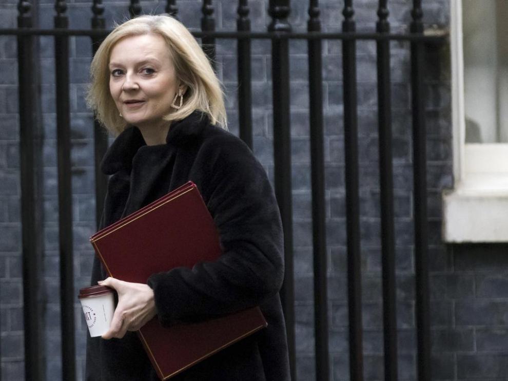 La jefa de la diplomacia británica Liz Truss a su llegada a una reunión en Downing Street en Londres.