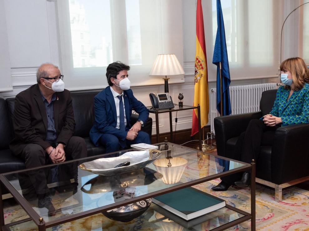 Reunión del alcalde de Huesca con la ministra de Educación, Pilar Alegría.