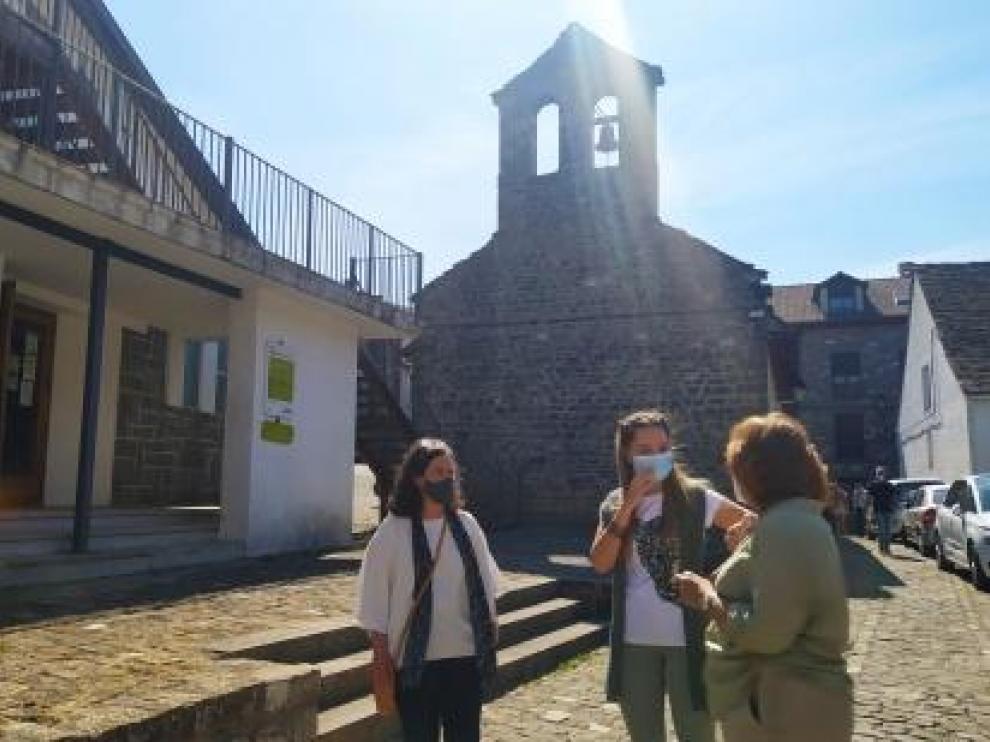 En la imagen de archivo, visita de la consejera Maru Díaz a Ansó, la única smart village española
