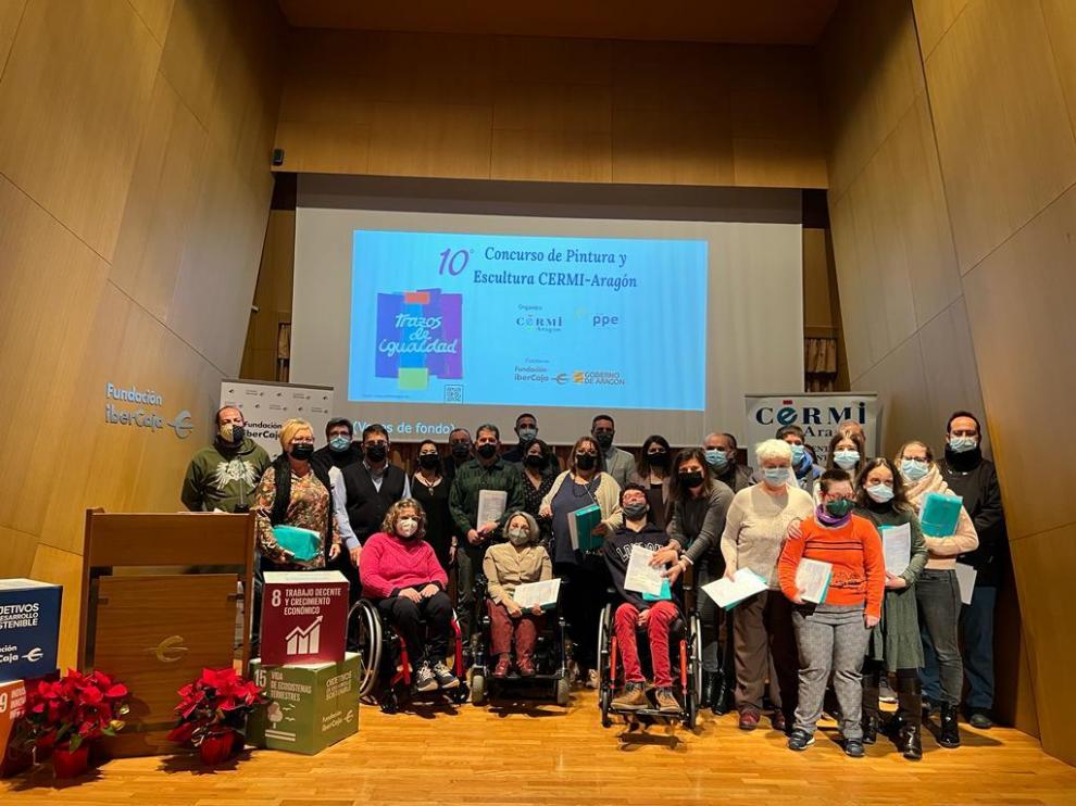 Los ganadores del concurso de pintura y escultura y organizadores del certamen.