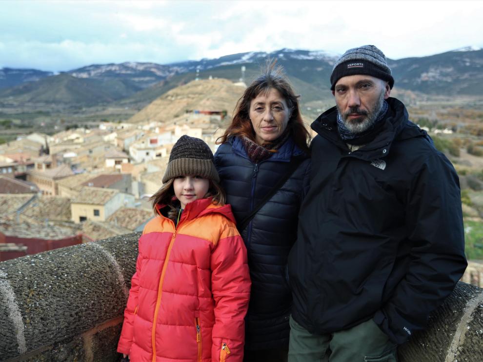Arturo Ferrer, con su mujer Ana Pérez y su hijo Samuel Antón, cuando llegaron a Bolea hace un año.