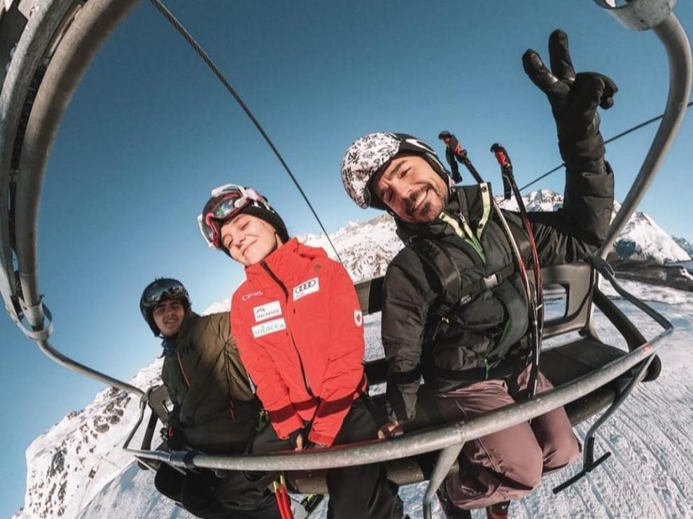 Victoria Federica y dos acompañantes, en una telesilla de la estación de Formigal.