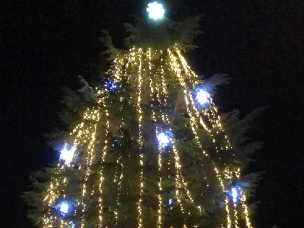 Árbol de Navidad en Almudévar.