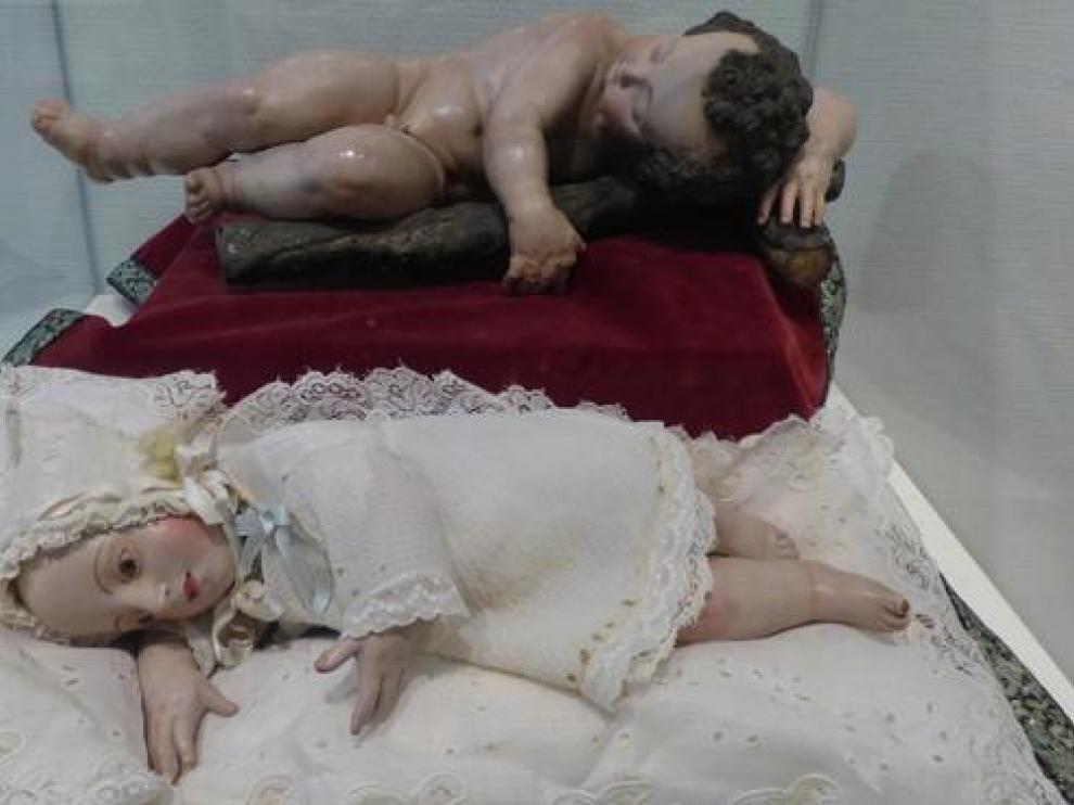 Figuras del Niño Jesús dormido y Niño Jesús recostado.