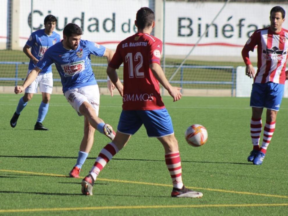 Dani Pujol golpea un balón.