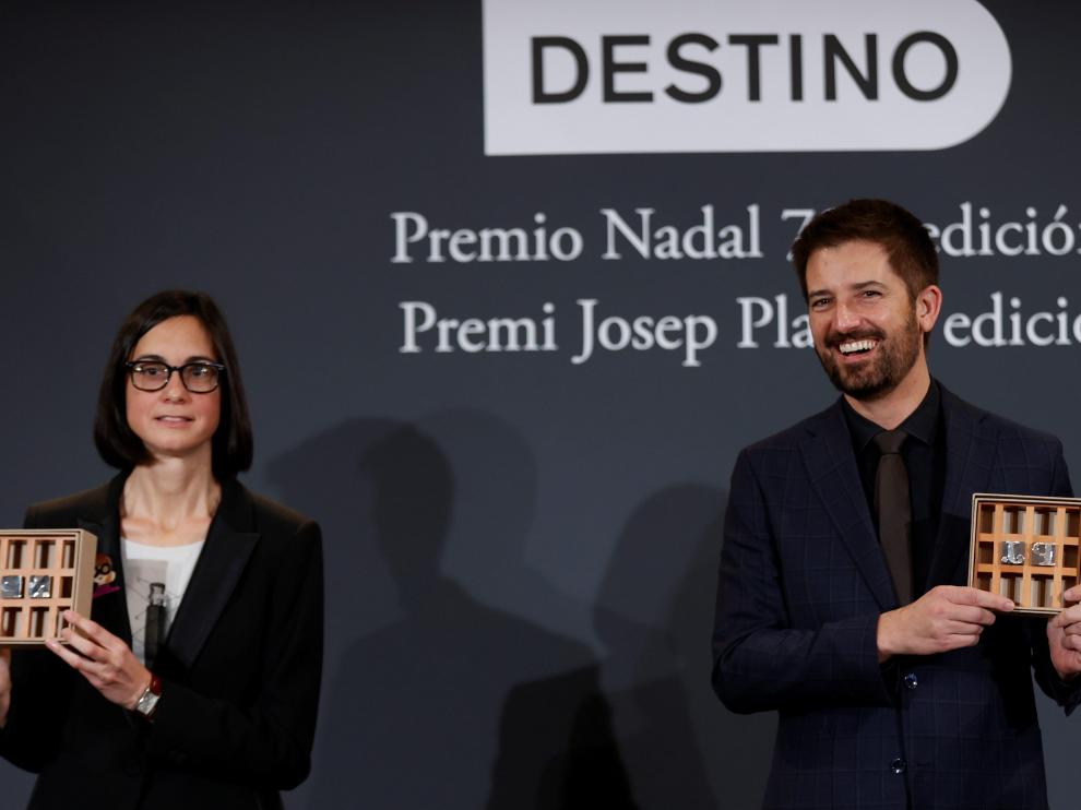 Inés Martín Rodrigo y Toni Cruanyes posaron con sus premios.