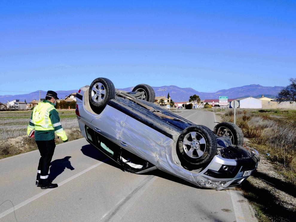 Todoterreno volcado en la carretera de Chimillas.