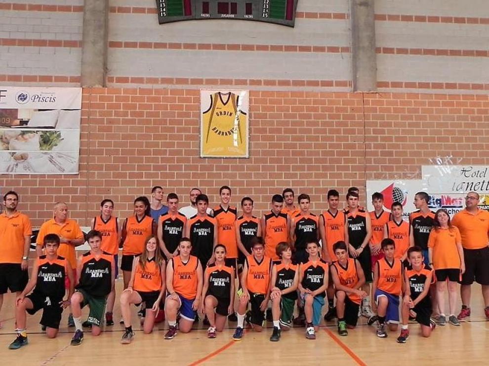 Foto de grupo del Club de Baloncesto Monzón en la que aparece el joven, el tercero por la derecha en la fila de abajo.